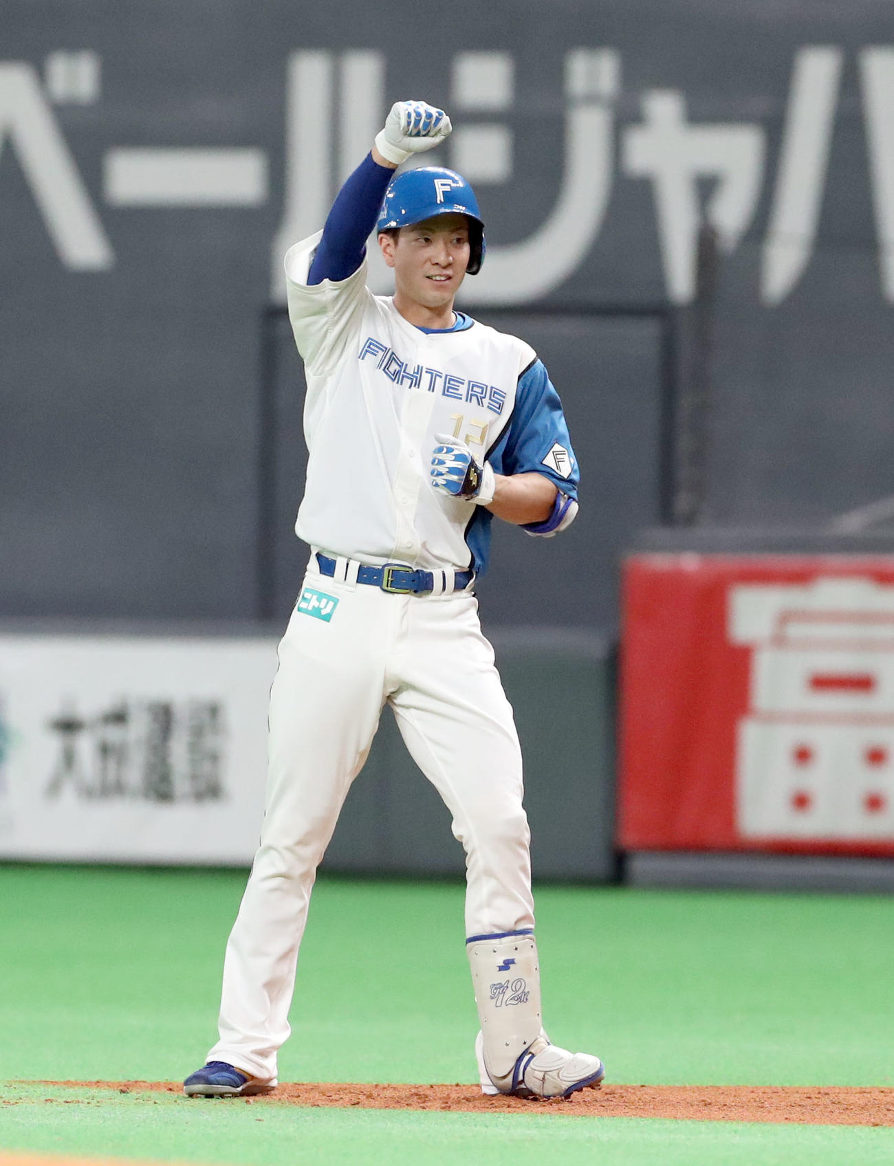 日本ハム対楽天　1回裏日本ハム1死一、三塁、松本剛は先制となる左前適時打を放ちガッツポーズをする（撮影・佐藤翔太）