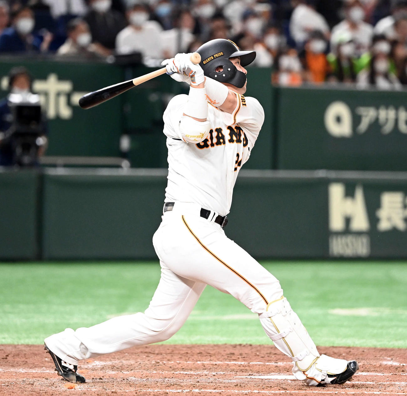 巨人対ヤクルト　4回裏巨人2死、右中間に勝ち越しのソロ本塁打を放つ大城（撮影・たえ見朱実）