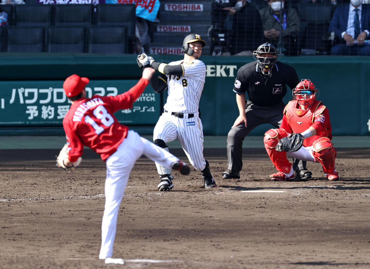 阪神対広島　4回裏阪神無死、佐藤輝は左越え本塁打を放つ。投手は森下（撮影・加藤哉）