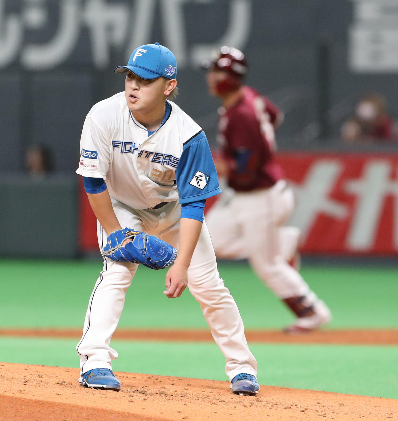日本ハム対楽天　2回表楽天2死、炭谷（右後方）に同点となる左越え本塁打を浴びる河野（撮影・佐藤翔太）