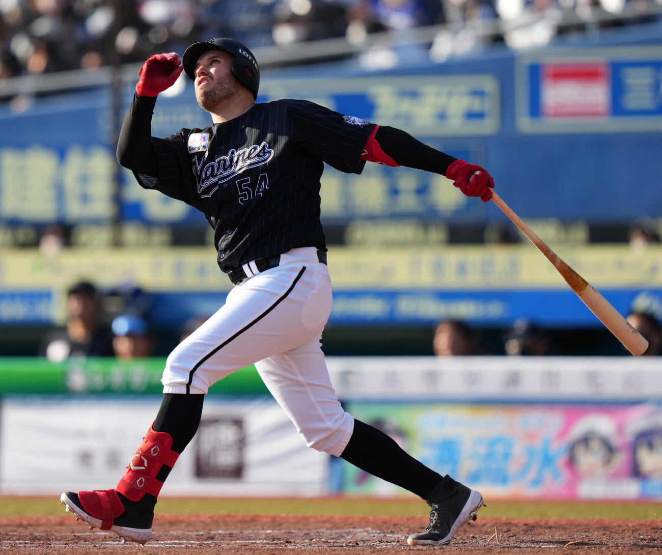 ロッテ対オリックス　7回裏ロッテ無死、左越え本塁打を放つレアード（撮影・横山健太）