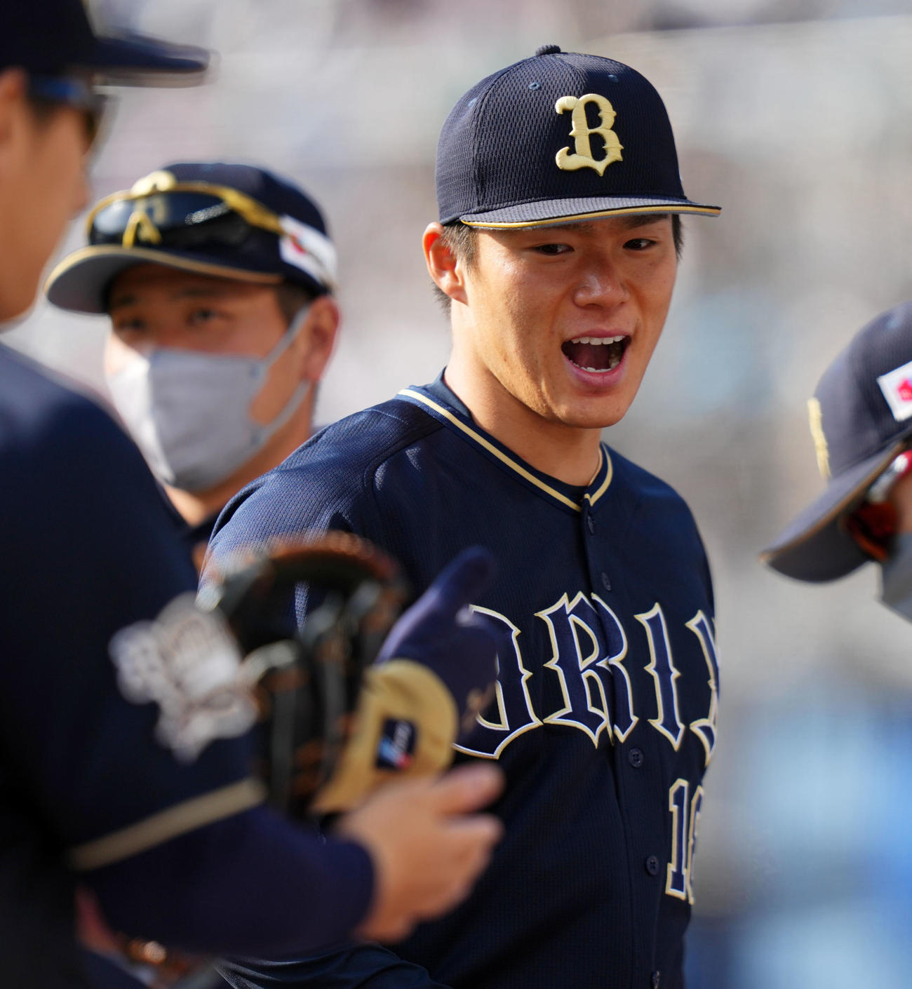 ロッテ対オリックス　5回裏を無失点に抑えナインとタッチを交わすオリックス山本（撮影・横山健太）