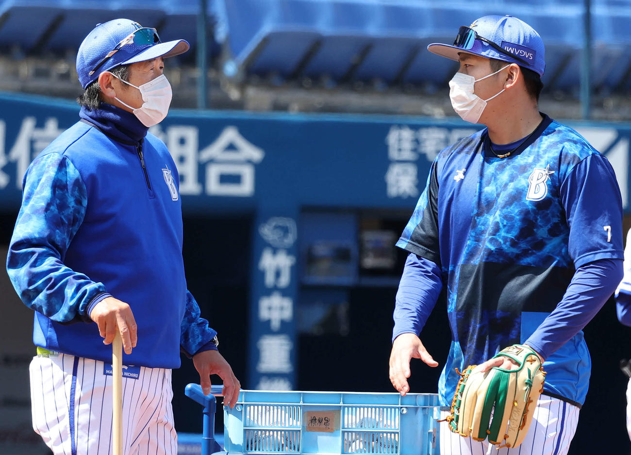 ノック練習を前に石井コーチ（左）と話すDeNA佐野（撮影・丹羽敏通）