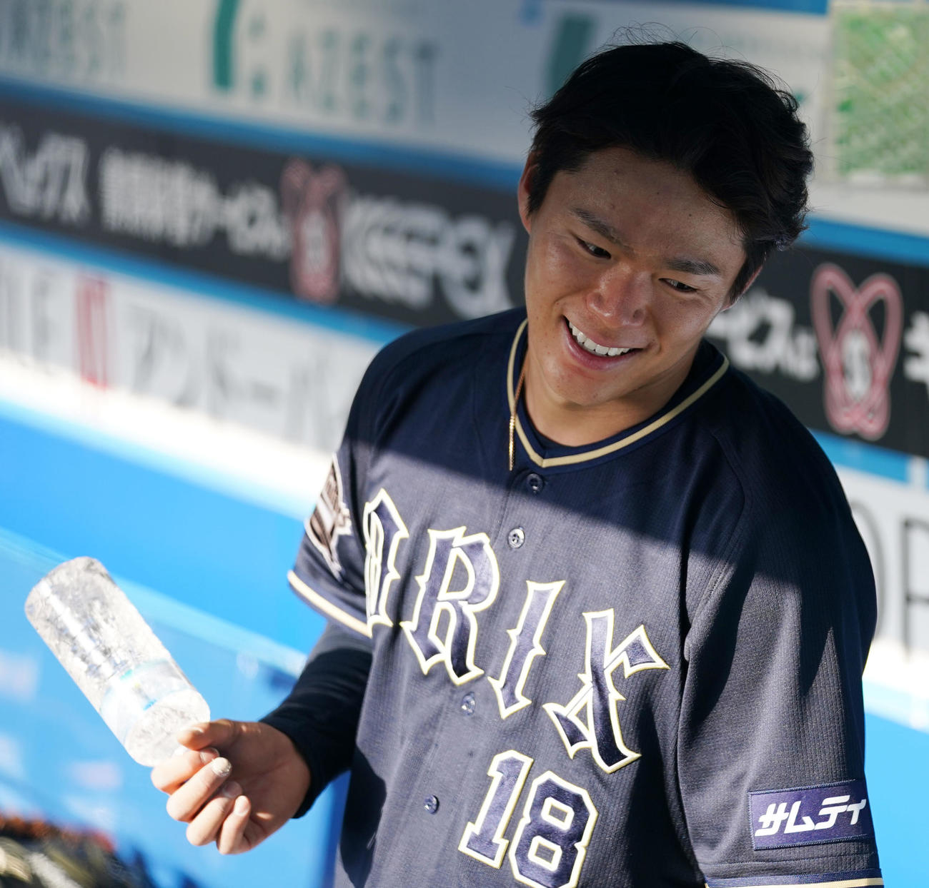 ロッテ対オリックス　7回裏を終えベンチで笑顔を見せるオリックス山本（撮影・横山健太）