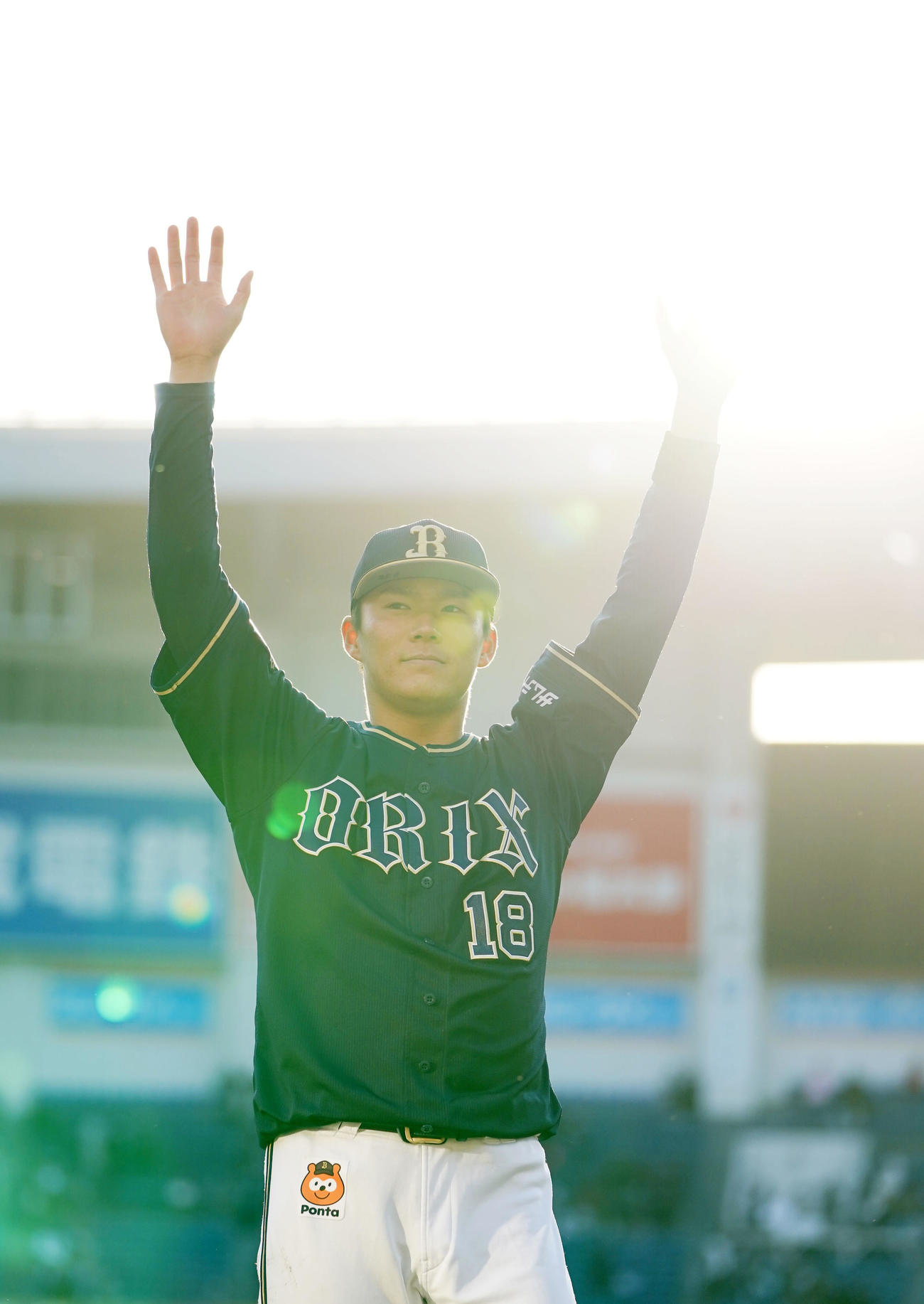 ロッテ対オリックス　球団新となる18連勝を達成したオリックス山本は西日をバックにバンザイ（撮影・横山健太）