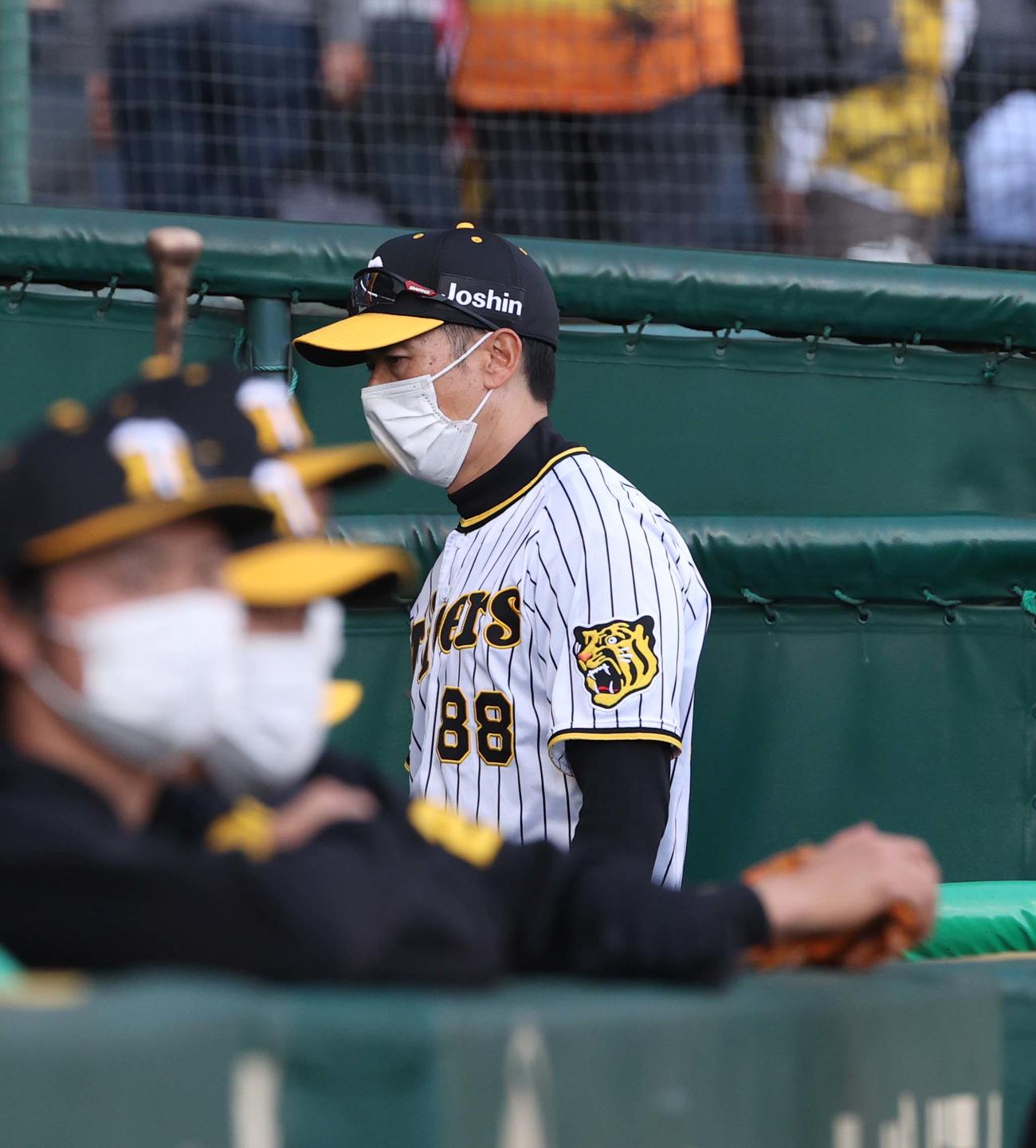 阪神対広島　投手交代を告げベンチに戻る矢野監督（撮影・上田博志）