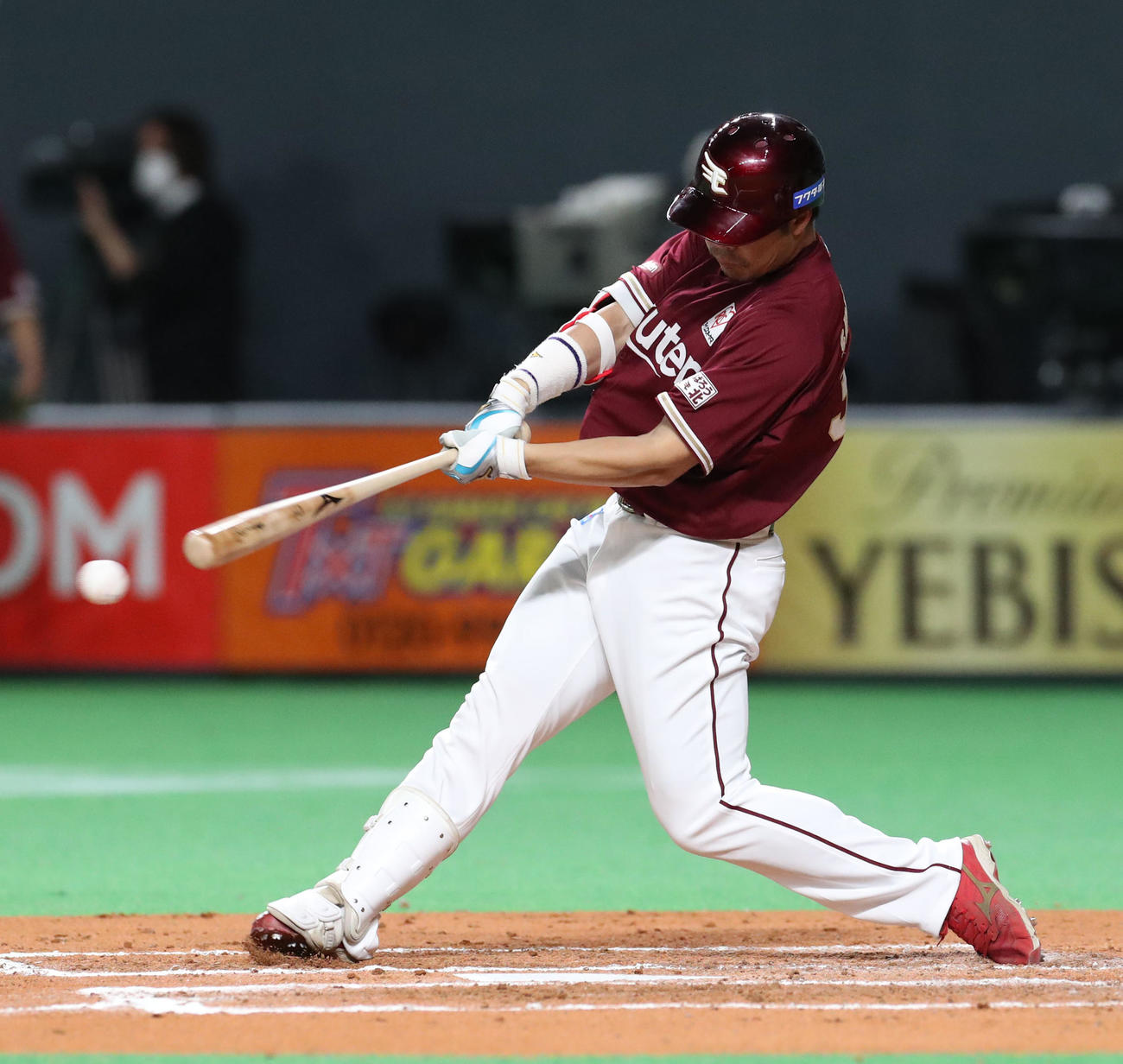 日本ハム対楽天　7回表楽天1死一、二塁、島内は適時三塁打を放つ（撮影・佐藤翔太）