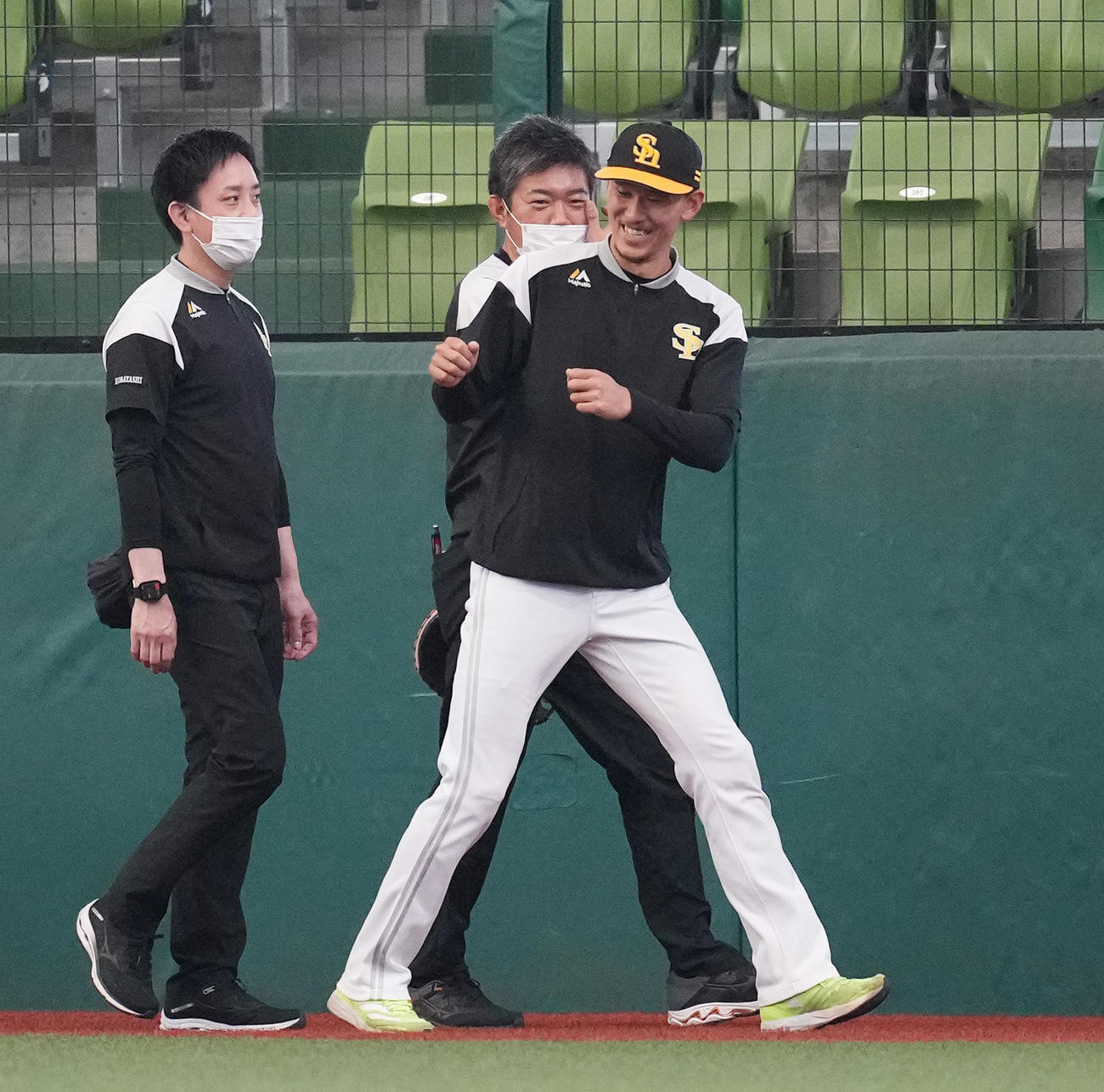 西武対ソフトバンク　試合前の練習中にトレーナーに付き添われウォーキングをするソフトバンク三森（撮影・菅敏）