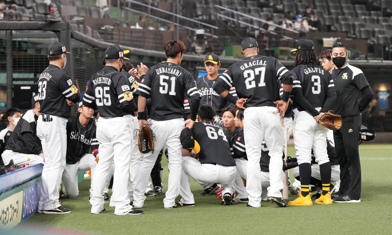 西武対ソフトバンク　試合前、円陣を組むソフトバンクの選手たち（撮影・菅敏）
