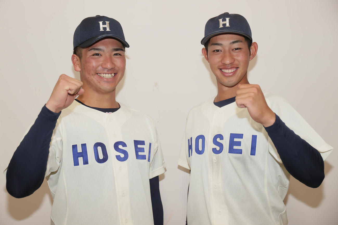 早大対法大　完投勝利を挙げた法大・篠木（左）と本塁打の今泉は笑顔でガッツポーズ（撮影・野上伸悟）