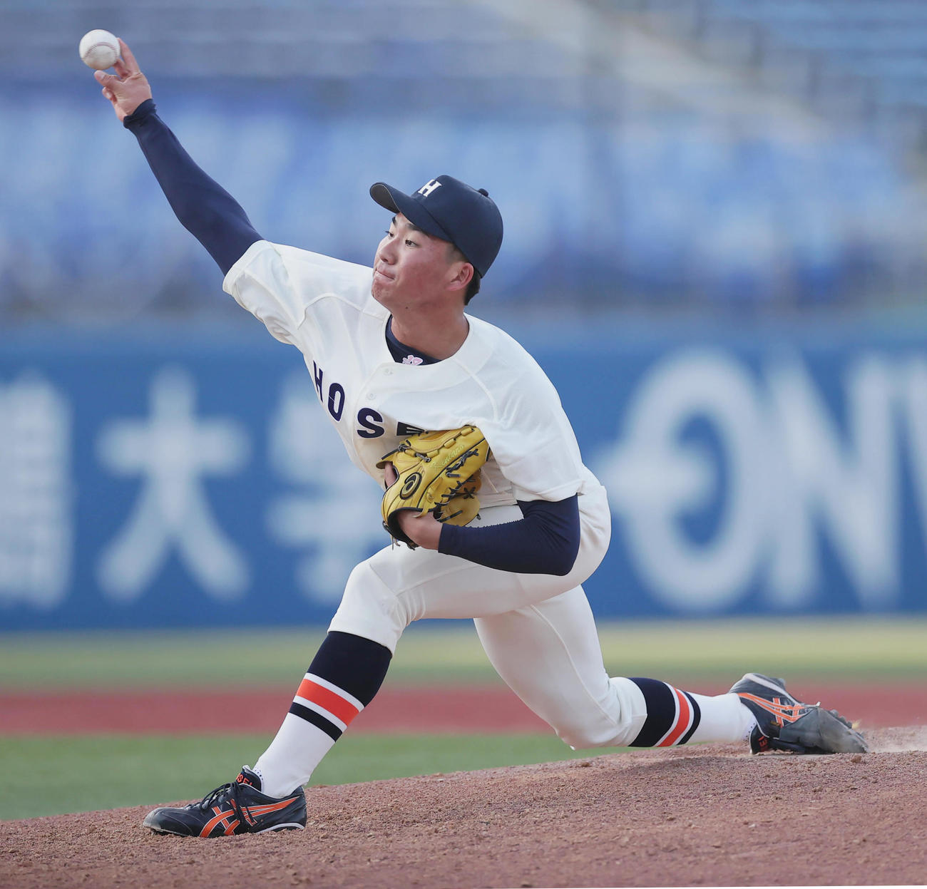 早大対法大　力投する法大先発の篠木（撮影・野上伸悟）