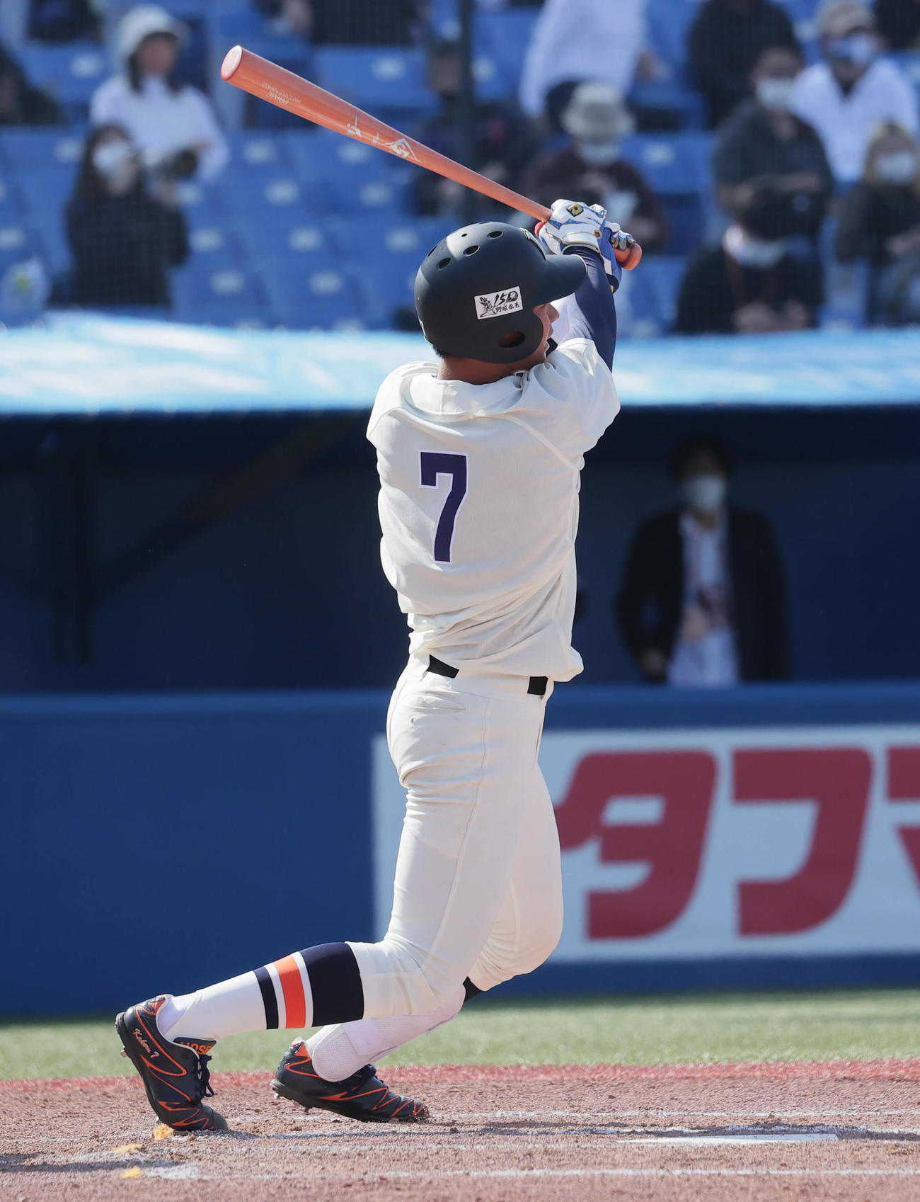 早大対法大　2回裏法大1死、左越え本塁打を放つ今泉（撮影・野上伸悟）