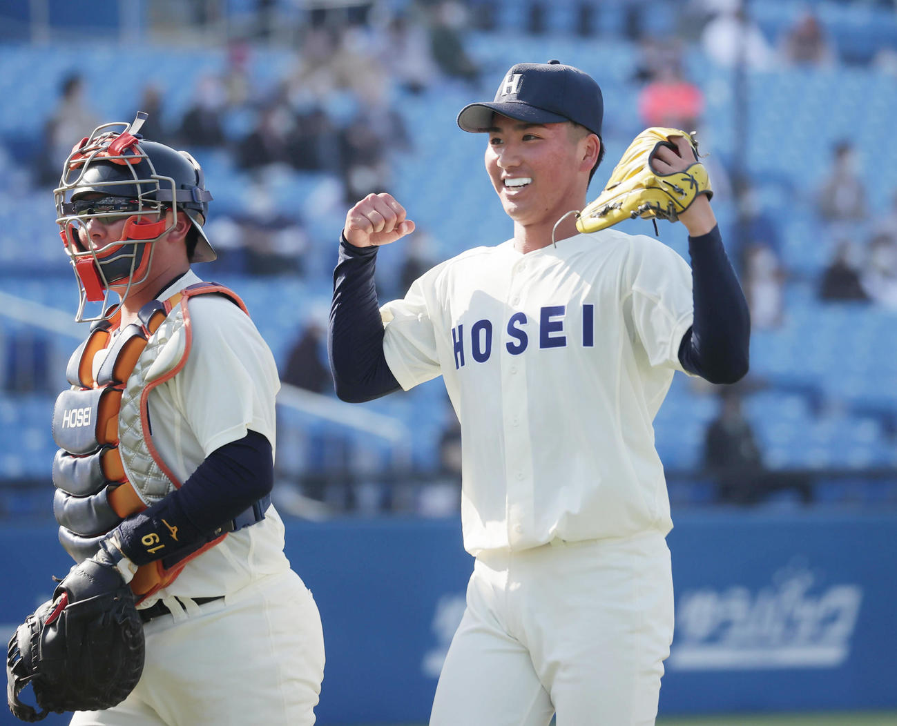 早大対法大　3回表早大2死一、二塁、中村将を三振に仕留め、笑顔でベンチに戻るほえる篠木（撮影・野上伸悟）