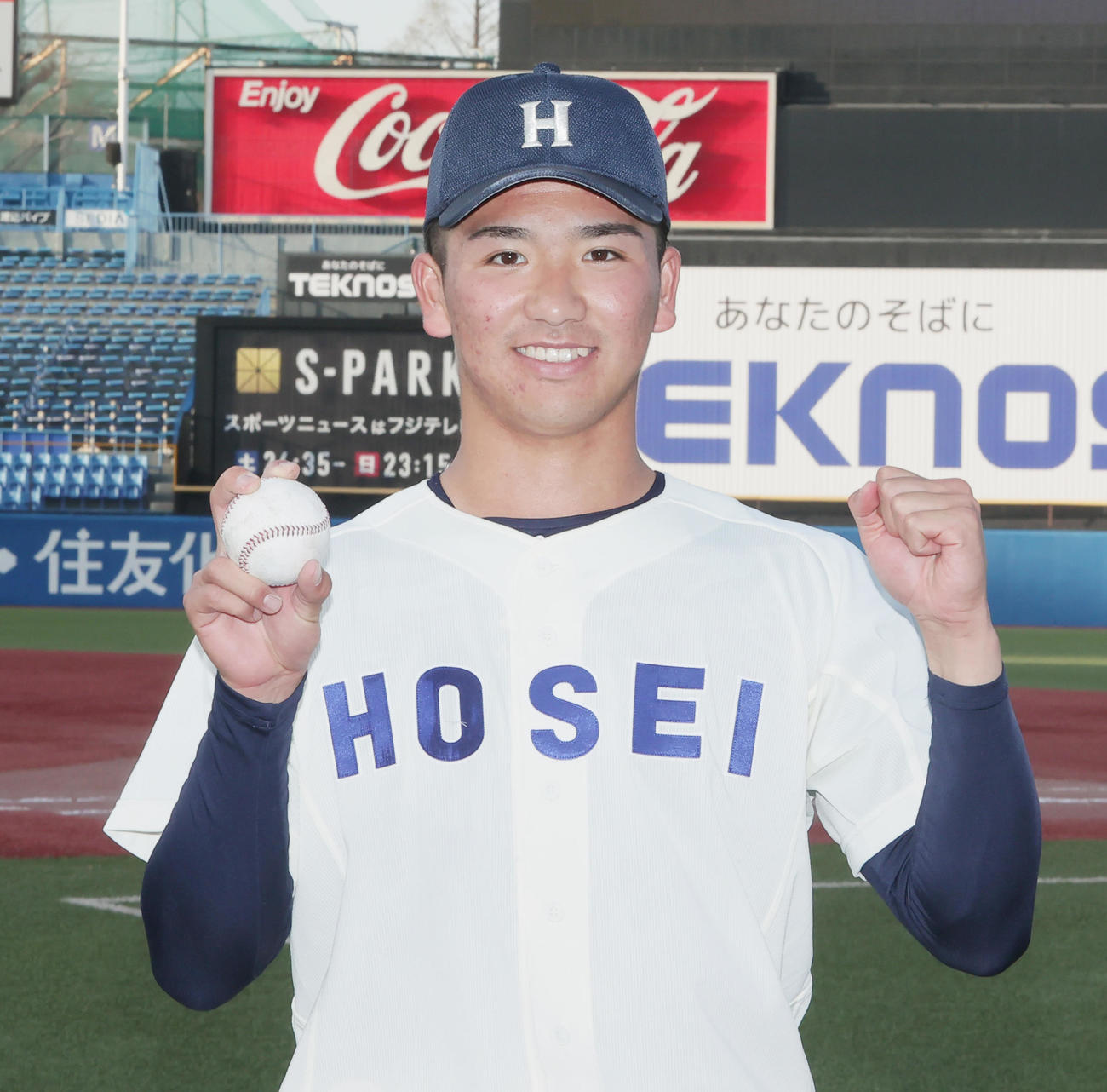 早大対法大　完投勝利を挙げガッツポーズの法大・篠木（撮影・野上伸悟）