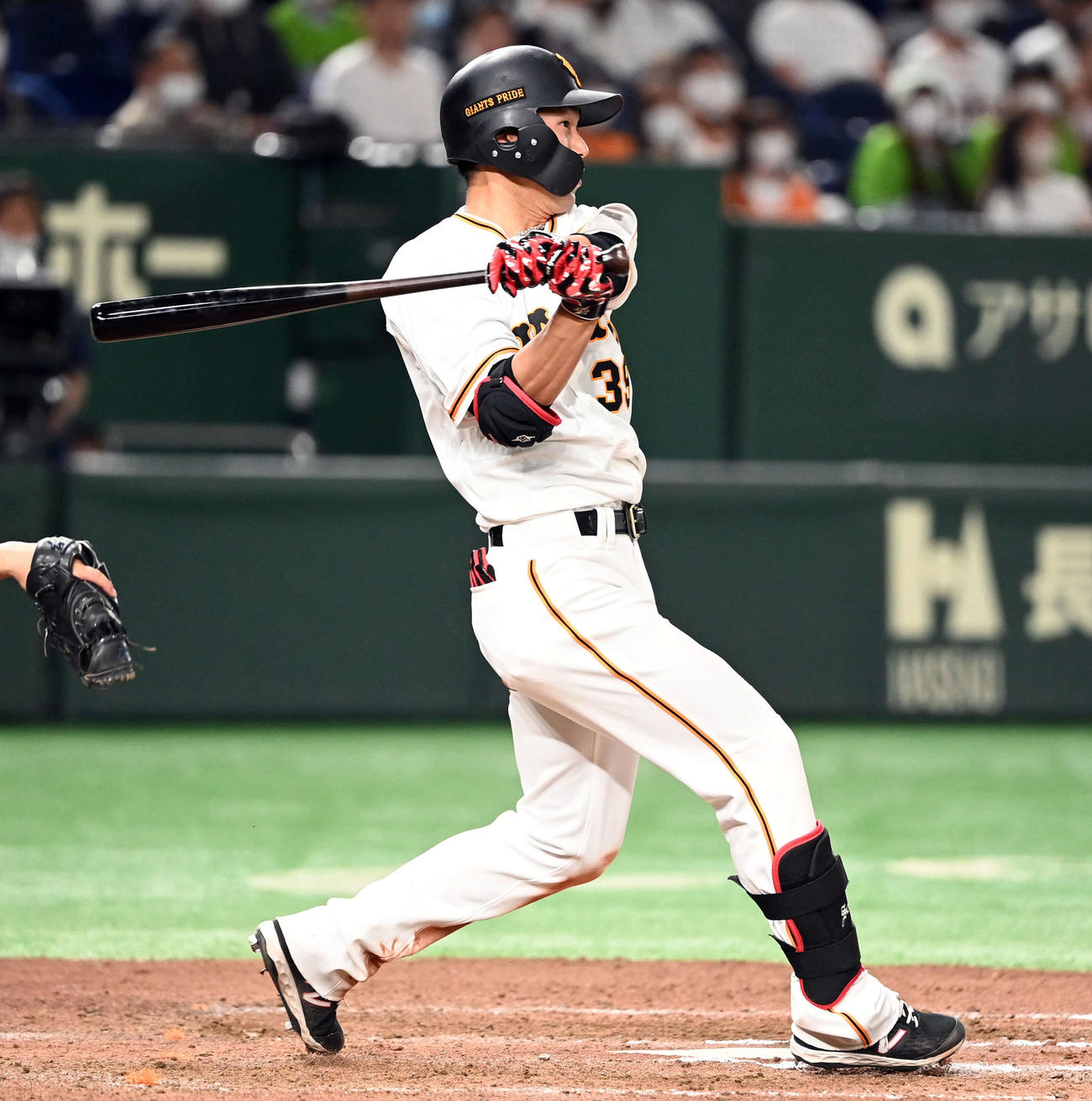 巨人対ヤクルト　10回裏巨人1死、右越えにサヨナラ本塁打を放つ立岡（撮影・たえ見朱実）