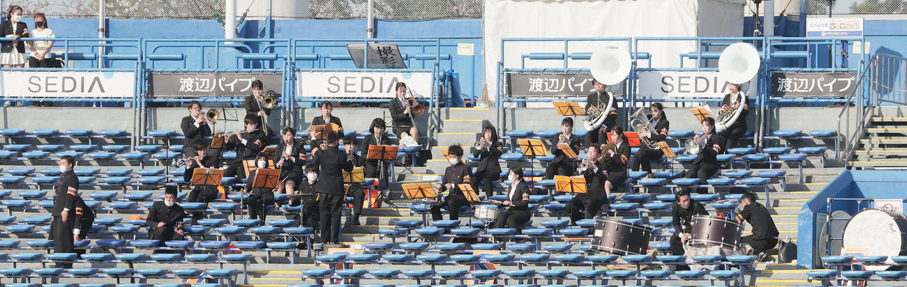 早大対法大　早大応援団が不在の中、7回表の早大の攻撃を前に法大応援団が「都の西北」を演奏（撮影・野上伸悟）