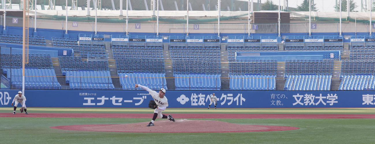 早大対法大　応援団が不在の中、力投する早大・中森（撮影・野上伸悟）