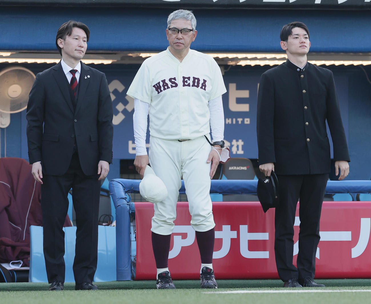 早大対法大　1－4で敗れベンチ前に並ぶ左から早大・日野部長、小宮山監督、菊池マネジャー（撮影・野上伸悟）