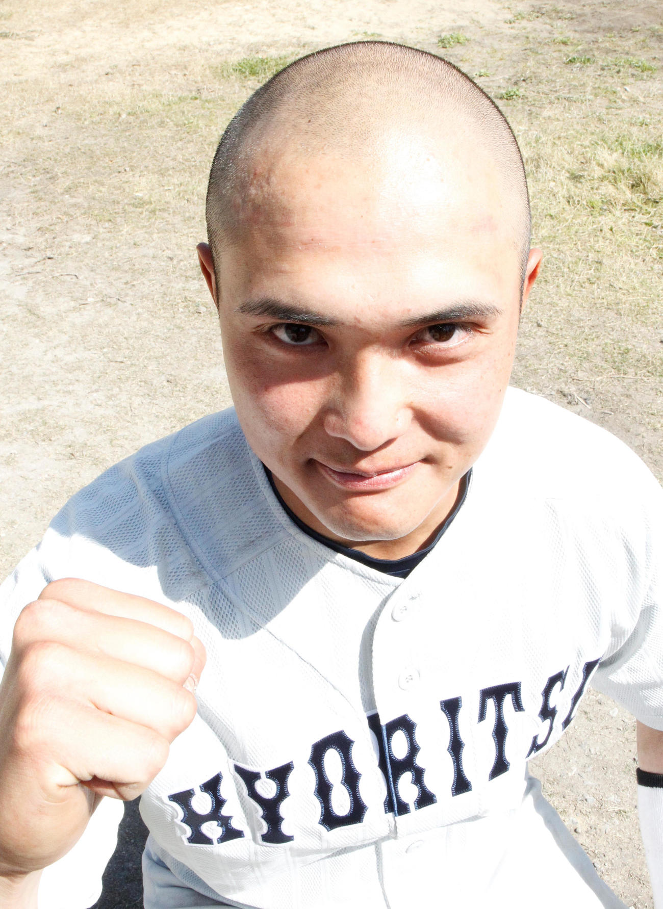 3安打の活躍で勝利に貢献した丸刈りがトレードマークの九共大・梁瀬慶次郎主将（撮影・菊川光一）
