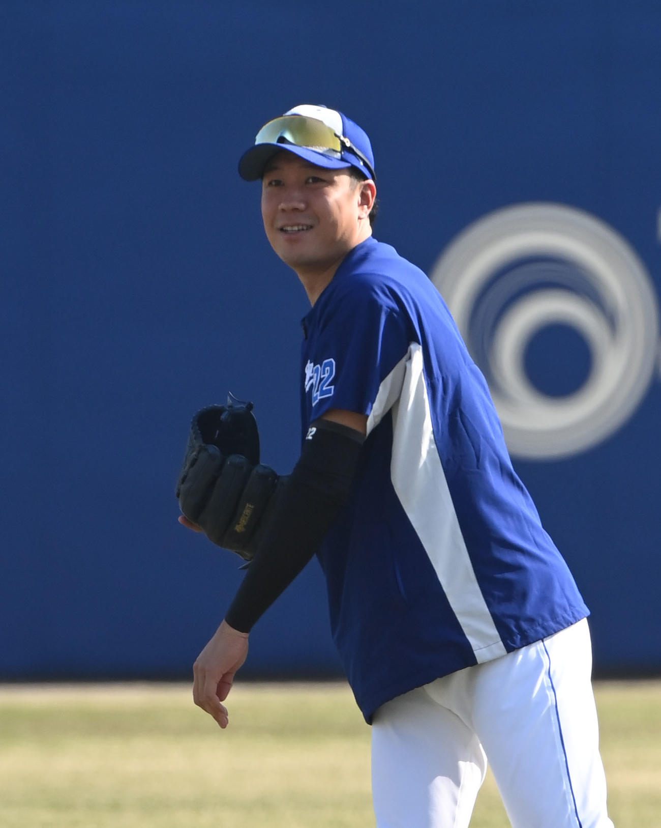 中日練習　キャッチボールをする大野雄（手前）（撮影・森本幸一）