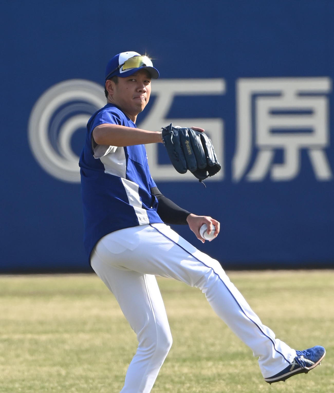 中日練習　キャッチボールをする大野雄（手前）（撮影・森本幸一）