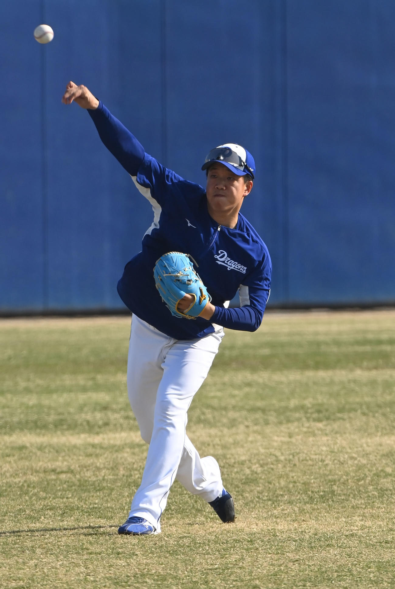 中日練習　キャッチボールをする柳（撮影・森本幸一）