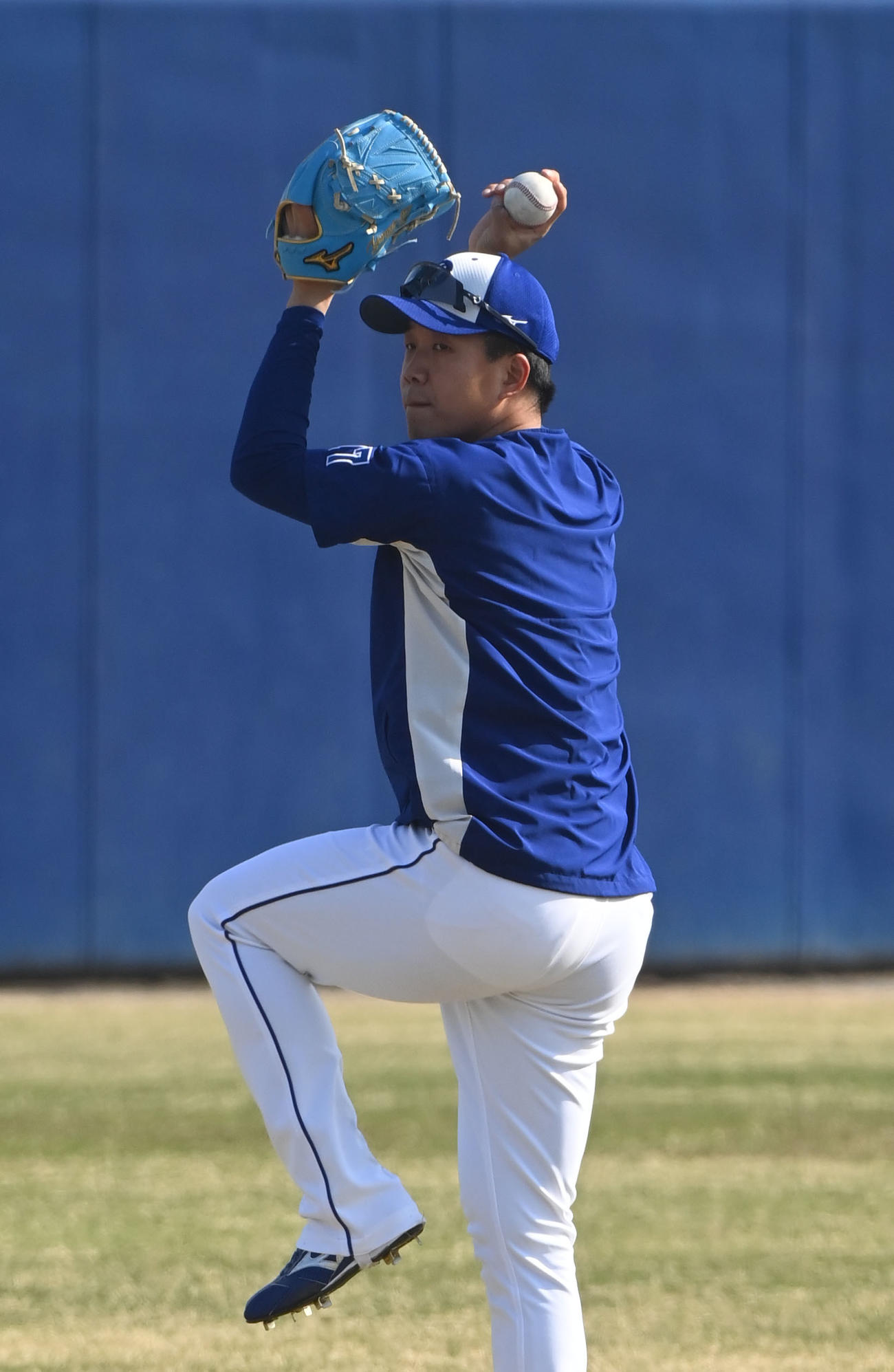 中日練習　キャッチボールをする柳（撮影・森本幸一）