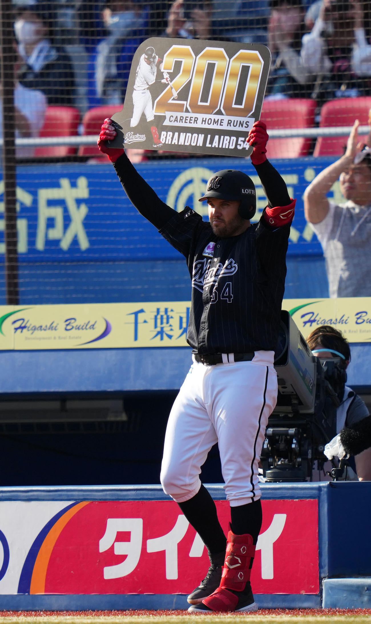 ロッテ対オリックス　7回裏ロッテ無死、左越え本塁打で日本通算200号を達成しボードを掲げるレアード（撮影・横山健太）