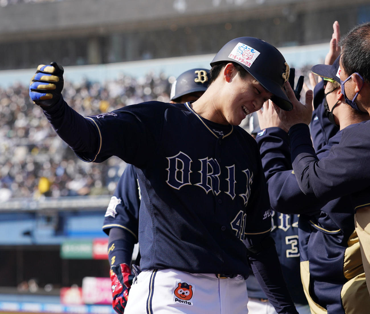 ロッテ対オリックス　5回表オリックス1死一、二塁、左越え3点本塁打を放ち笑顔を見せる佐野皓（撮影・横山健太）