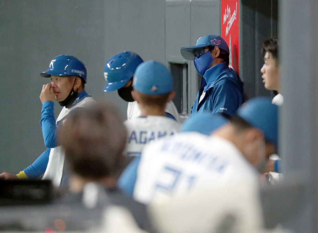 日本ハム対楽天　勝ち越しを許しがっかりした様子の日本ハム新庄監督（右後方）（撮影・佐藤翔太）