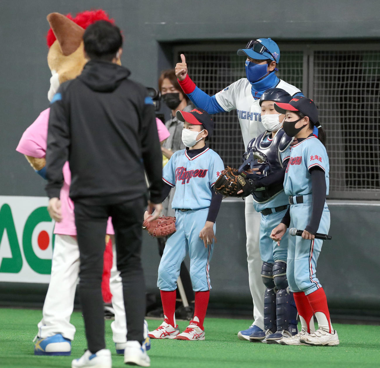 日本ハム対楽天　始球式を行った子供たちと記念撮影をする日本ハム新庄監督（撮影・佐藤翔太）
