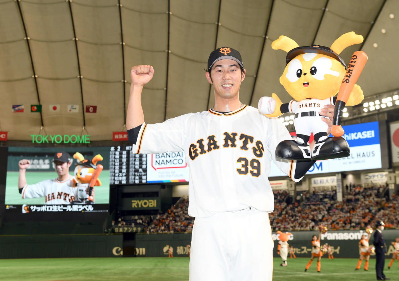 巨人対ヤクルト　サヨナラ本塁打を放った巨人立岡は、笑顔で記念撮影に納まる（撮影・たえ見朱実）