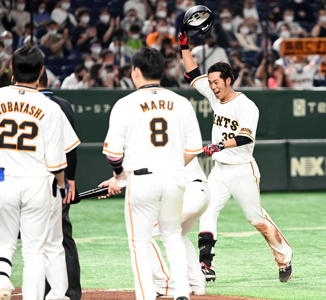 巨人対ヤクルト　10回裏巨人1死、サヨナラ本塁打を放ち笑顔を見せる立岡（撮影・たえ見朱実）