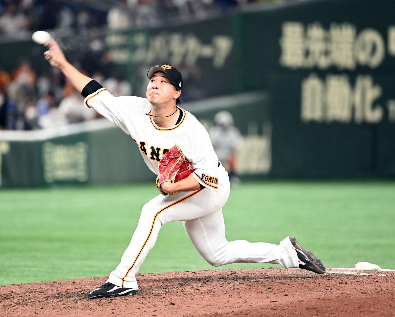巨人対ヤクルト　8回からマウンドに上がった巨人鍬原（撮影・たえ見朱実）