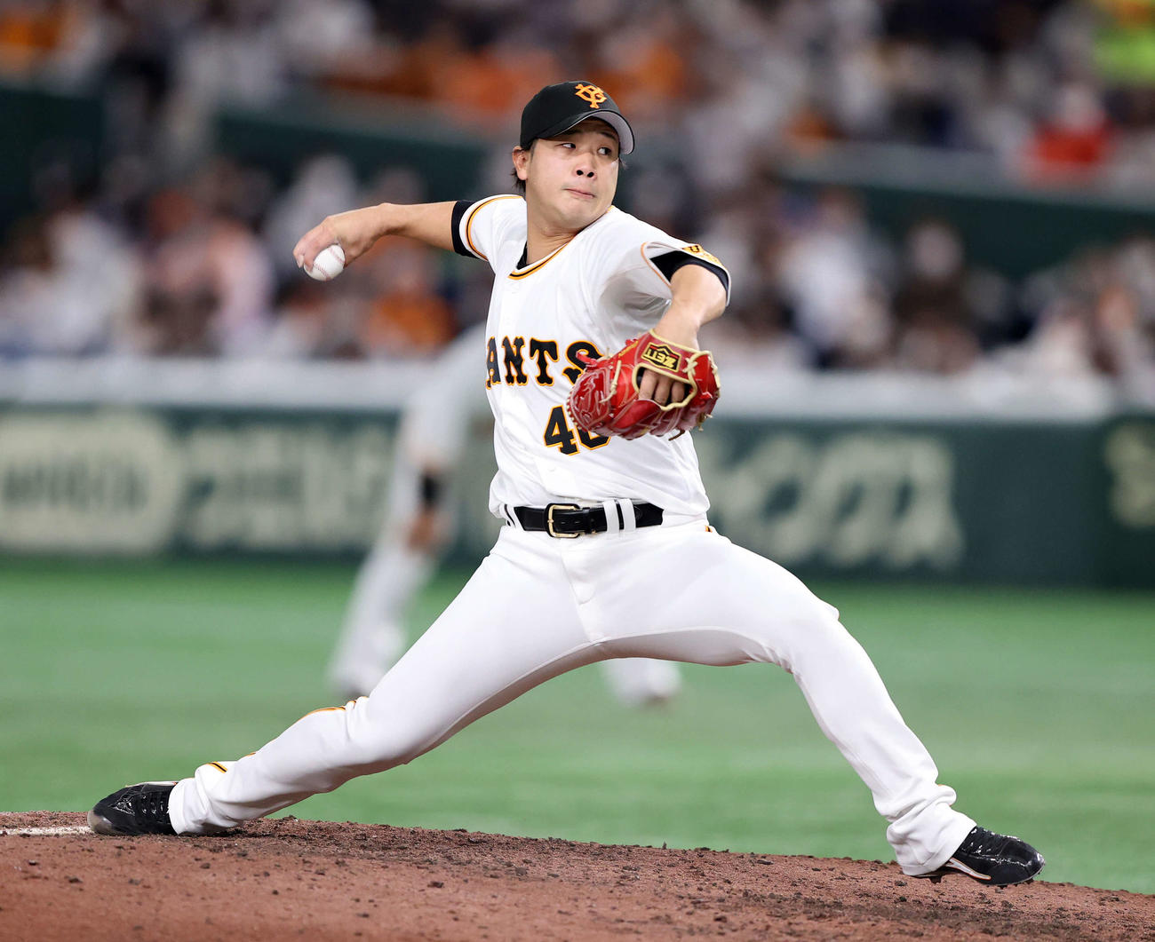 巨人対ヤクルト　力投する巨人3番手の鍬原（撮影・鈴木正人）