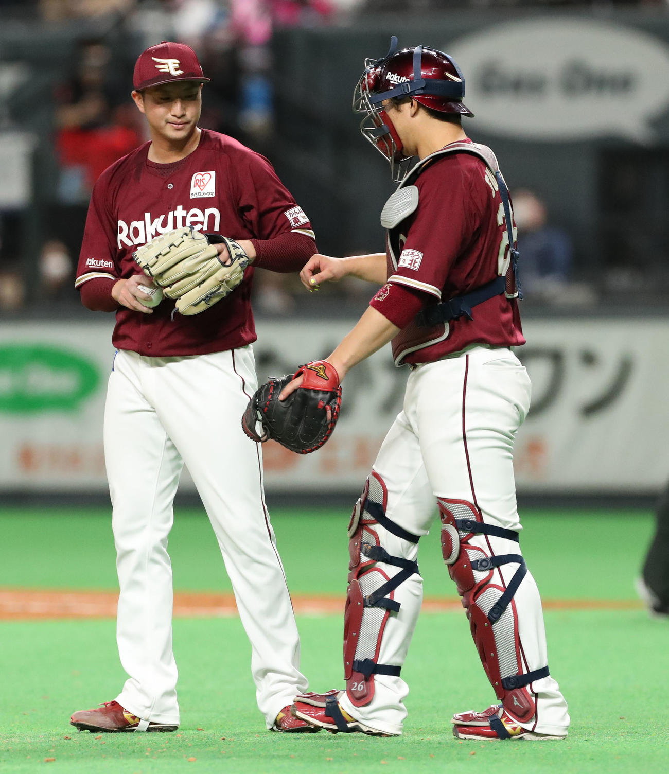 日本ハム対楽天　試合終了後、タッチを交わす楽天西垣（左）と炭谷（撮影・佐藤翔太）