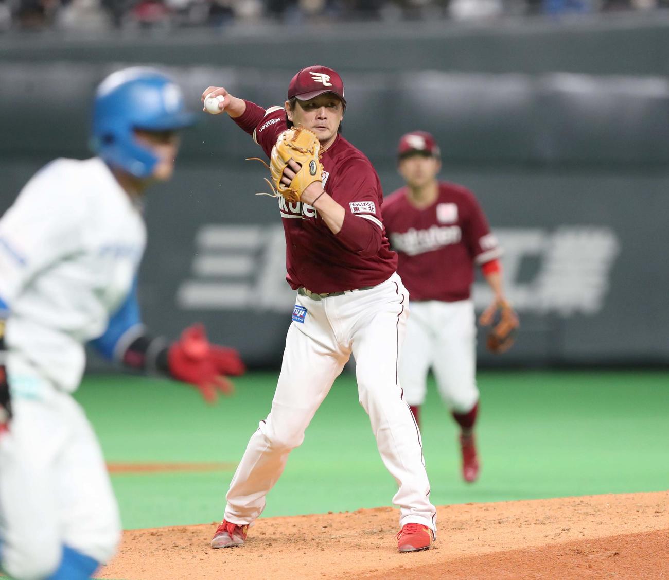 日本ハム対楽天　5回裏日本ハム無死、細川を投ゴロにとる涌井（撮影・黒川智章）