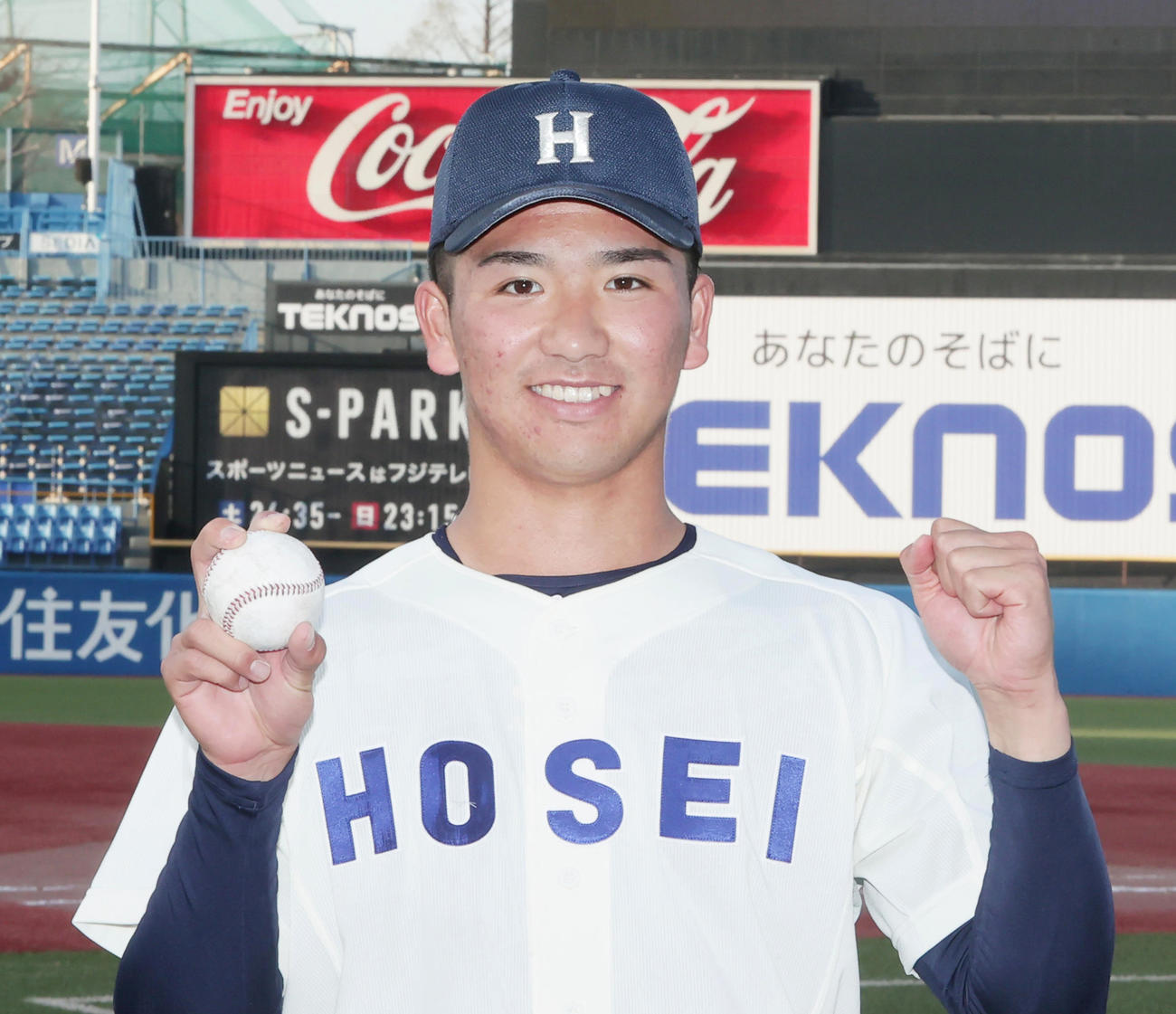 早大対法大　完投勝利を挙げガッツポーズの法大・篠木（撮影・野上伸悟）