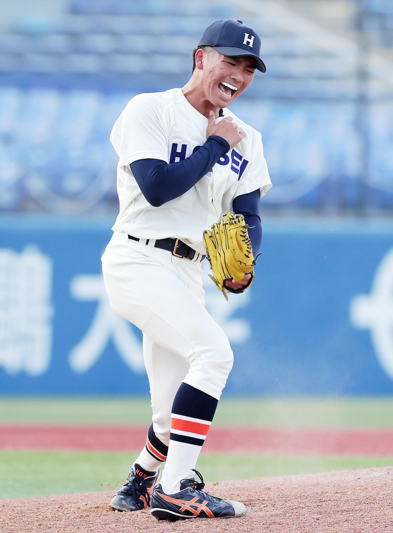 完投勝利を挙げガッツポーズで喜ぶ法大・篠木（撮影・野上伸悟）