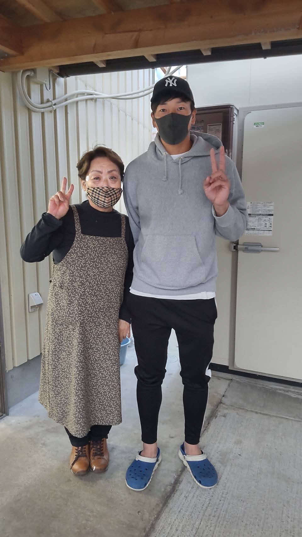 巨人ドラフト1位・大勢（右）と元アルバイト先の「マイスター工房八千代」施設長の藤原さん（提供写真）