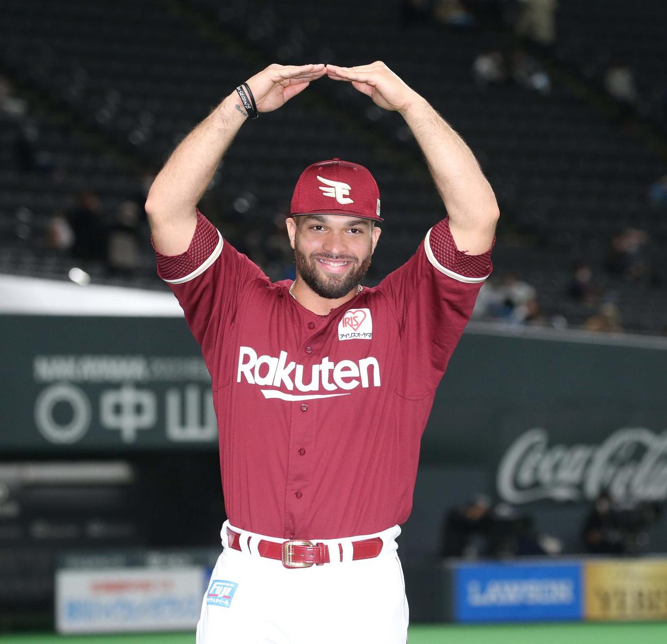日本ハム対楽天　試合後、笑顔で「マルポーズ」のマルモレホス（撮影・黒川智章）
