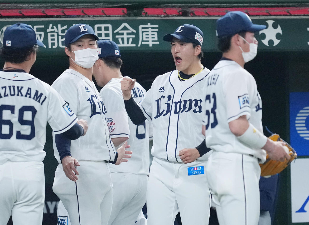 西武対ソフトバンク　7回表ソフトバンク2死一、二塁、ピンチの場面でガルビスを三振に仕留めた水上（左端）を声を上げて迎える西武隅田（右から2人目）（撮影・菅敏）