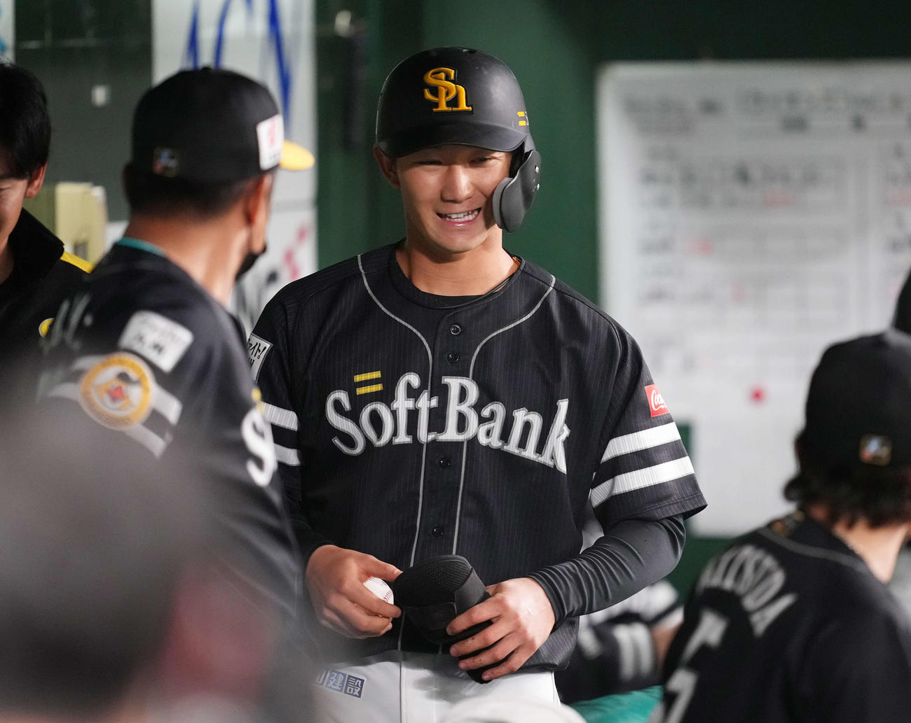 西武対ソフトバンク　3回、プロ初安打を放ち、笑顔で記録のボールを手にするソフトバンク正木（撮影・菅敏）