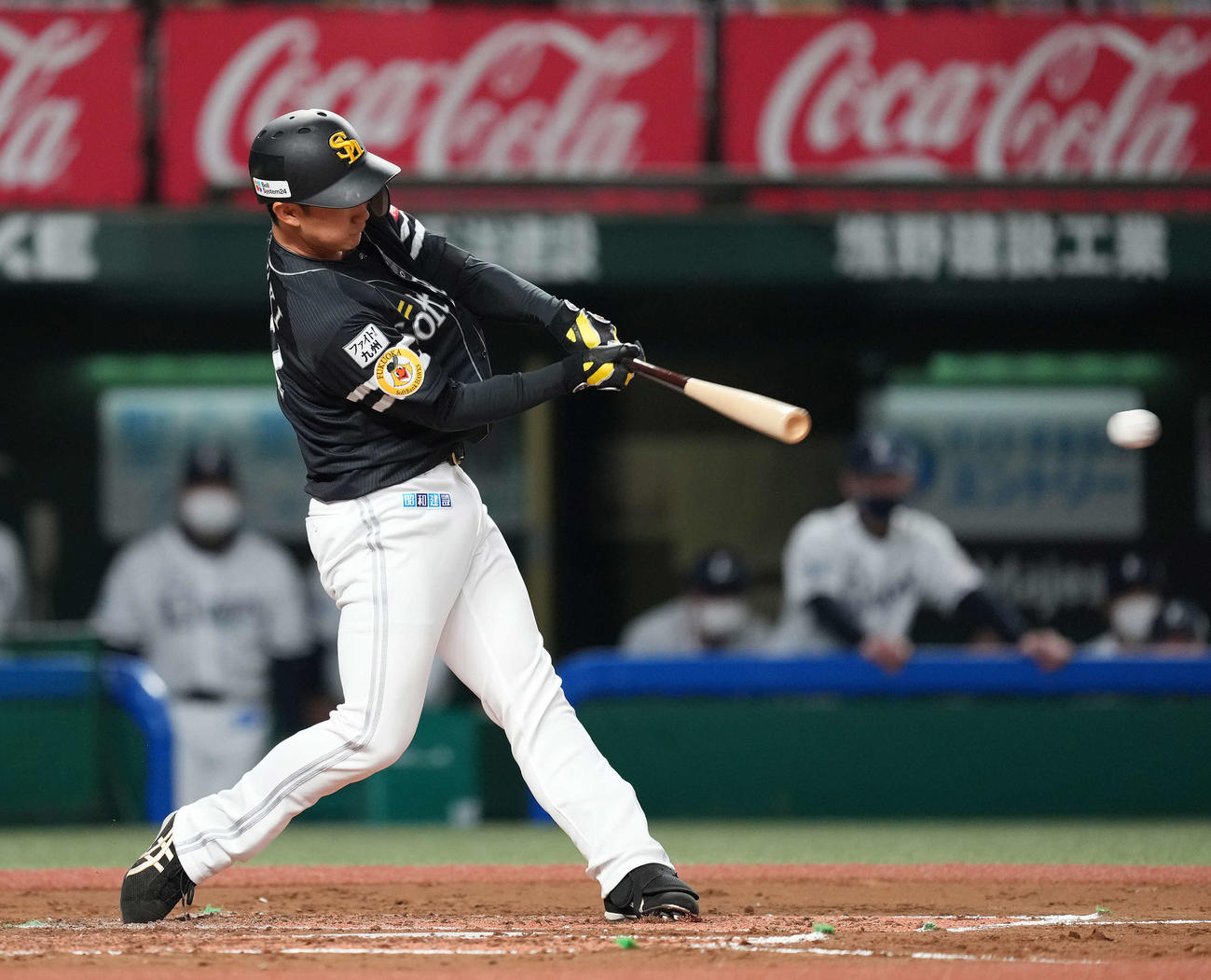 西武対ソフトバンク　3回表ソフトバンク1死、左前にプロ初安打を放つ正木（撮影・菅敏）