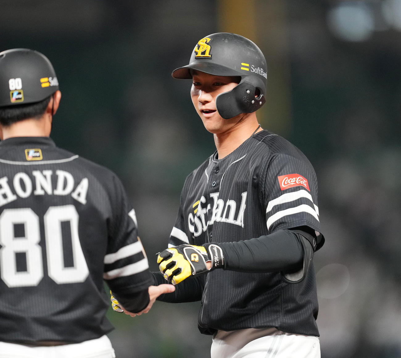 西武対ソフトバンク　3回表ソフトバンク1死、左前にプロ初安打を放ち、笑顔を見せる正木（撮影・菅敏）