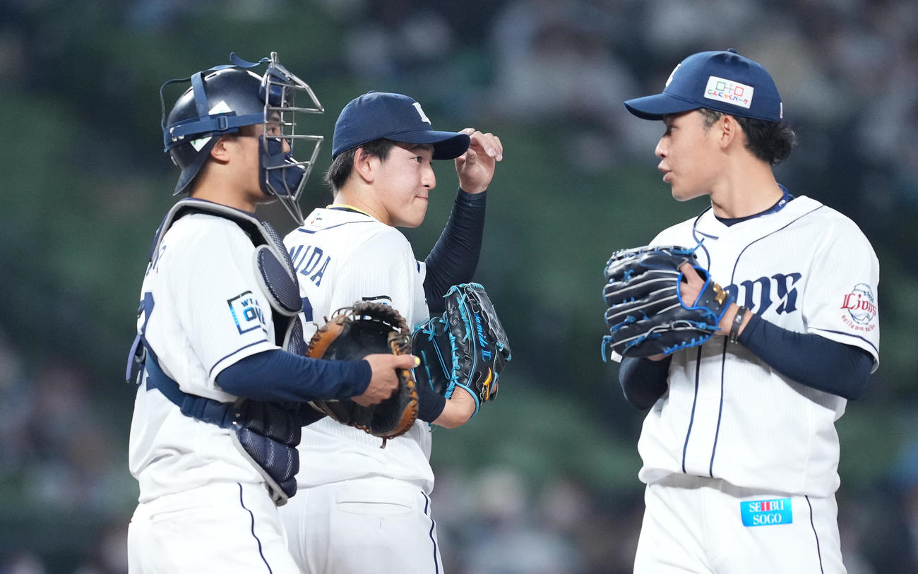 西武対ソフトバンク　7回途中、水上（右）と交代し、4安打無失点で降板する西武隅田。左は捕手牧野（撮影・菅敏）