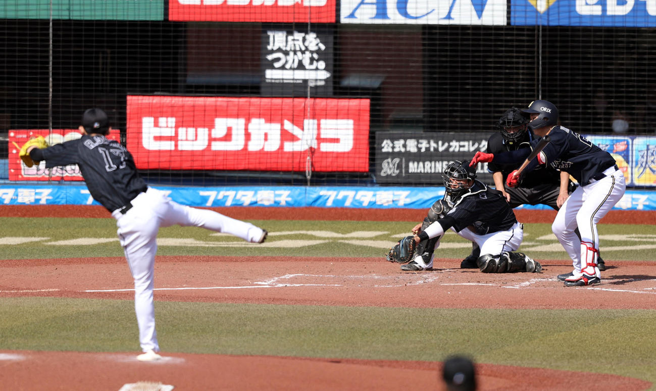 ロッテ対オリックス　3回表オリックス無死、空振り三振に倒れる紅林。投手佐々木朗（撮影・狩俣裕三）