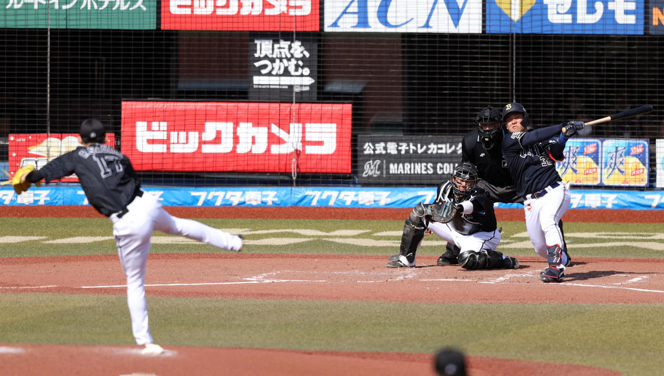 ロッテ対オリックス　3回表オリックス1死、空振り三振に倒れる福永。投手佐々木朗（撮影・狩俣裕三）