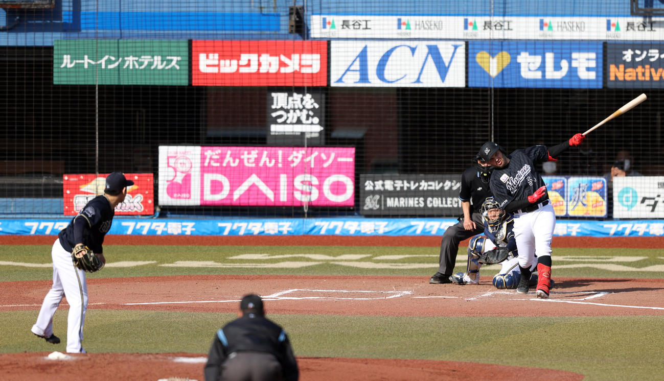ロッテ対オリックス　6回裏ロッテ1死一塁、適時二塁打を放つロッテのレアード。投手宮城（撮影・狩俣裕三）