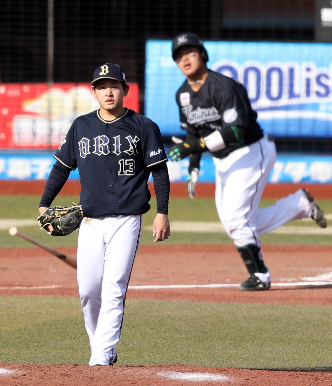 ロッテ対オリックス　6回裏ロッテ2死満塁、ロッテ松川に3点適時二塁打を打たれるオリックス先発の宮城（撮影・狩俣裕三）